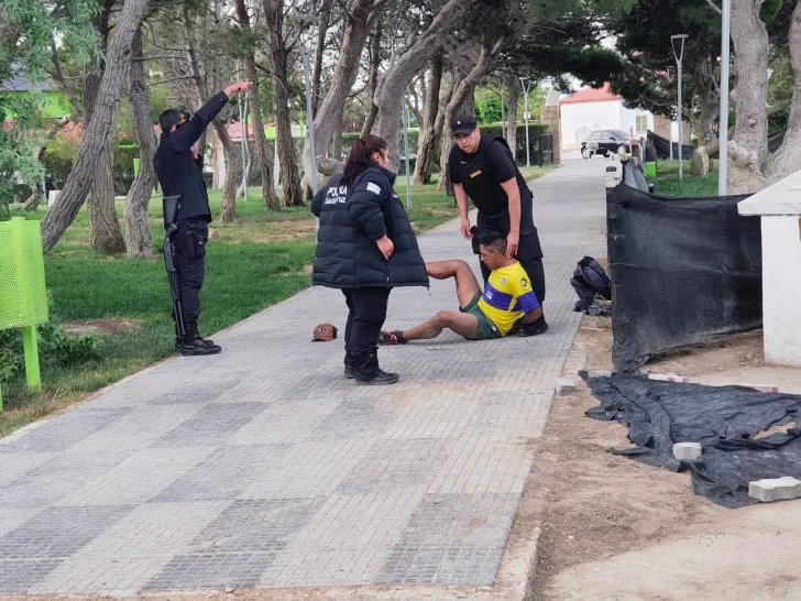 El agresor fue detenido en la plaza por la policía. FOTO: LA OPINIÓN AUSTRAL.