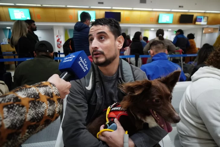  Uno de los vecinos que lamentablemente no pudo viajar: denunció que no les notificaron de la necesidad de una red para el canil de su mascota. Y espera la reprogramación del vuelo.