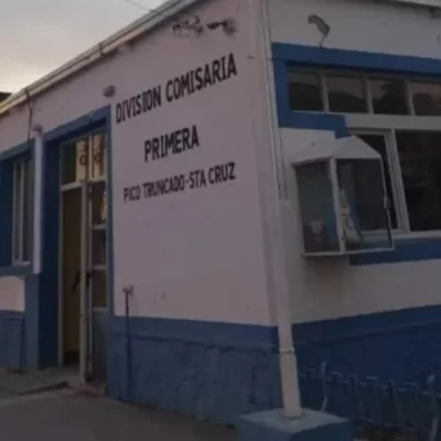 Dos amigos de 15 años fueron víctima de un robo a mano armada en Pico Truncado Dos amigos de 15 años fueron víctima de un robo a mano armada en Pico Truncado