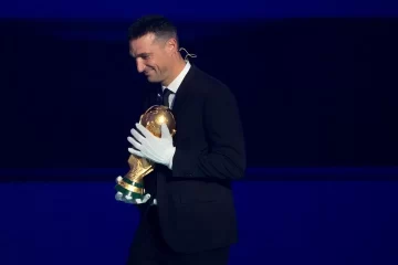 Lionel Scaloni emocionó al entrar con la Copa del Mundo en el sorteo del Mundial 2026: “Vamos a volver a intentarlo, es lo que espera nuestra gente” Lionel Scaloni emocionó al entrar con la Copa del Mundo en el sorteo del Mundial 2026: “Vamos a volver a intentarlo, es lo que espera nuestra gente”