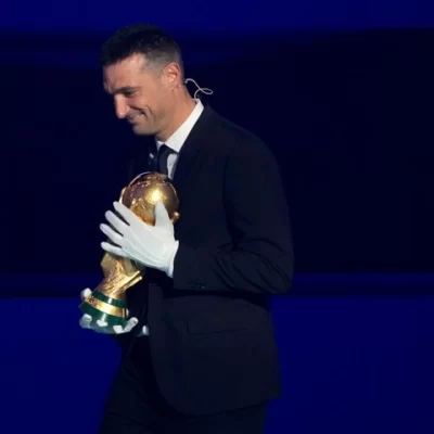 Lionel Scaloni emocionó al entrar con la Copa del Mundo en el sorteo del Mundial 2026: “Vamos a volver a intentarlo, es lo que espera nuestra gente” Lionel Scaloni emocionó al entrar con la Copa del Mundo en el sorteo del Mundial 2026: “Vamos a volver a intentarlo, es lo que espera nuestra gente”