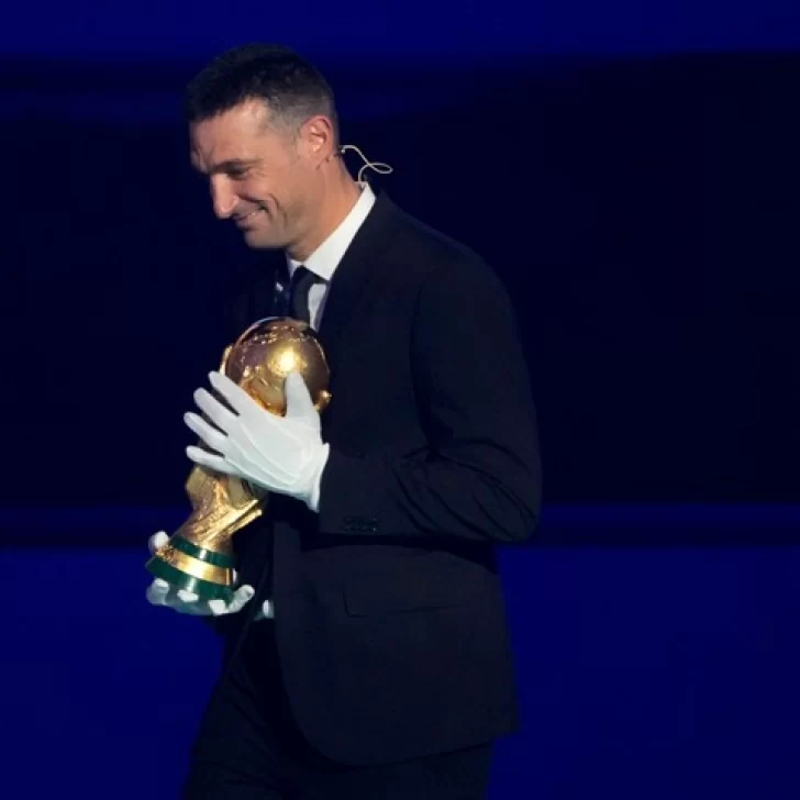 Lionel Scaloni emocionó al entrar con la Copa del Mundo en el sorteo del Mundial 2026: “Vamos a volver a intentarlo, es lo que espera nuestra gente” Lionel Scaloni emocionó al entrar con la Copa del Mundo en el sorteo del Mundial 2026: “Vamos a volver a intentarlo, es lo que espera nuestra gente”
