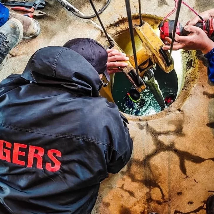 Bomberos reflotaron una bomba de agua y aseguraron el suministro en El Calafate Bomberos reflotaron una bomba de agua y aseguraron el suministro en El Calafate