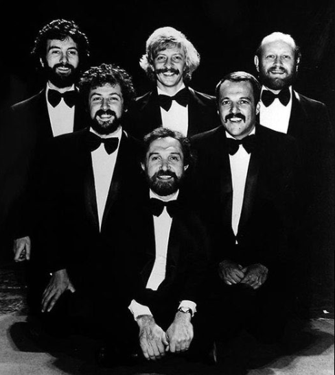  Les Luthiers: Jorge Maronna, Carlos Nuñéz Cortés, Carlos López Puccio, Daniel Rabinovich y Marcos Mundstock, junto a Ernesto Acher.