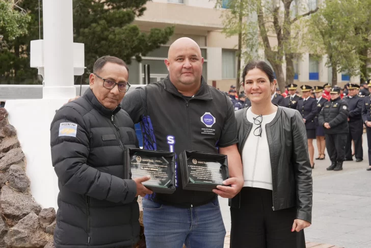 El Gobierno de Santa Cruz acompañó la inauguración del mástil principal y la puesta en valor la galería histórica de la Jefatura de Policía
