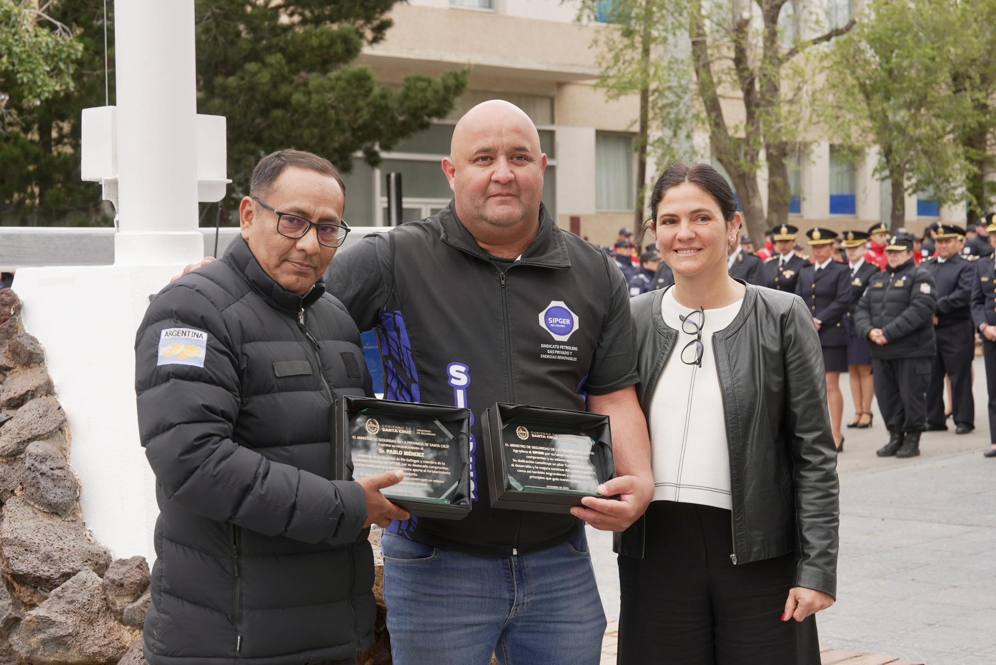El Gobierno de Santa Cruz acompañó la inauguración del mástil principal y la puesta en valor la galería histórica de la Jefatura de Policía