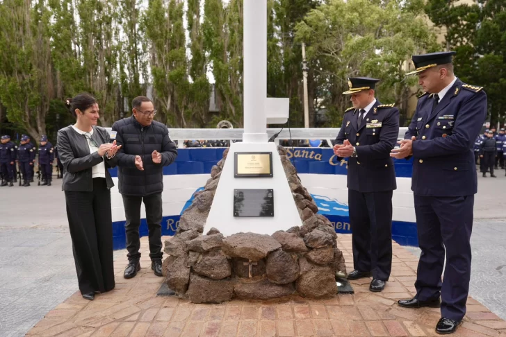El Gobierno de Santa Cruz acompañó la inauguración del mástil principal y la puesta en valor la galería histórica de la Jefatura de Policía