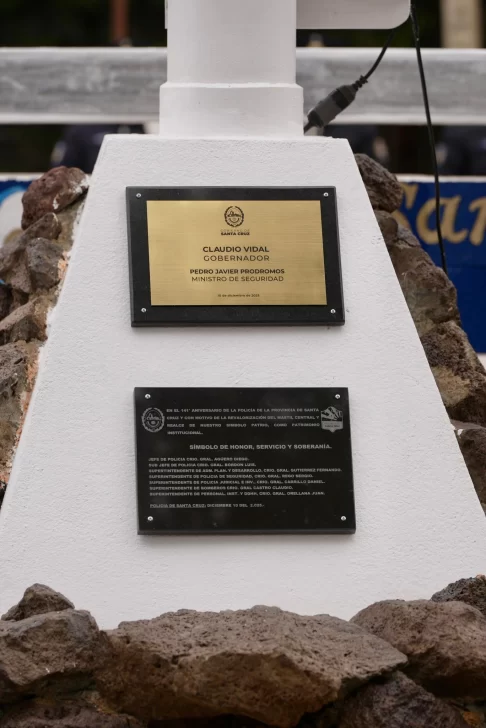  Placas conmemorativas descubiertas durante la inauguración del mástil restaurado en la Jefatura de Policía de Santa Cruz, en el marco del 141° aniversario de la institución.