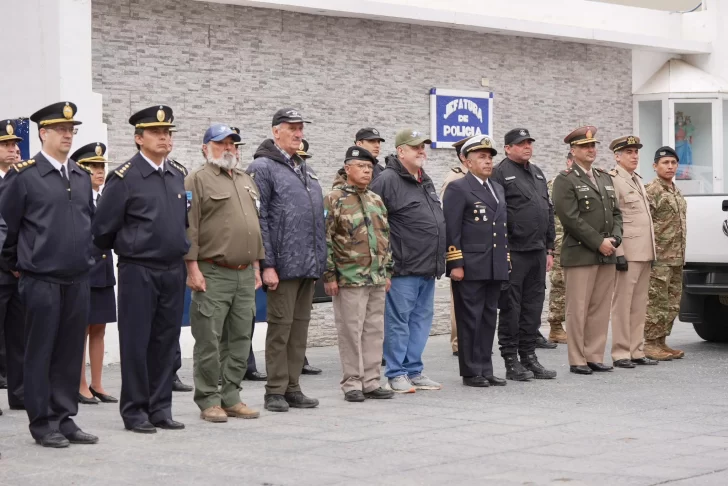 El Gobierno de Santa Cruz acompañó la inauguración del mástil principal y la puesta en valor la galería histórica de la Jefatura de Policía