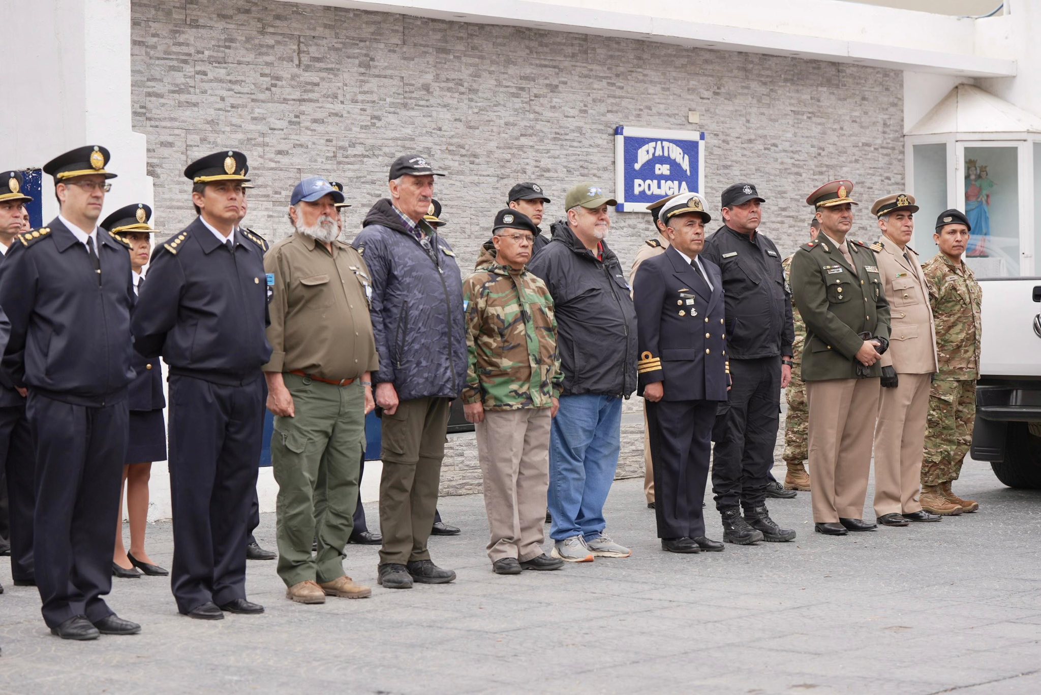 El Gobierno de Santa Cruz acompañó la inauguración del mástil principal y la puesta en valor la galería histórica de la Jefatura de Policía