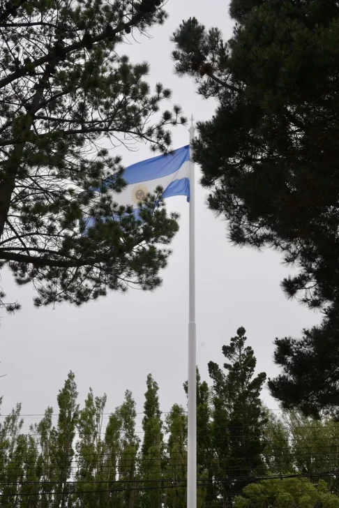 El Gobierno de Santa Cruz acompañó la inauguración del mástil principal y la puesta en valor la galería histórica de la Jefatura de Policía