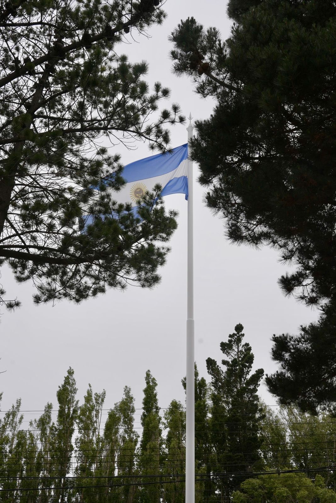 El Gobierno de Santa Cruz acompañó la inauguración del mástil principal y la puesta en valor la galería histórica de la Jefatura de Policía
