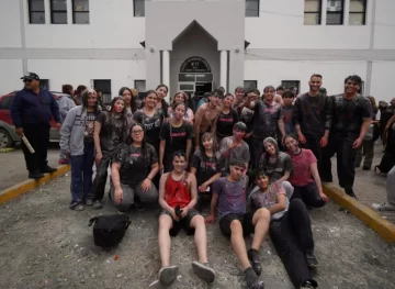 Secundario 17: alumnos de quinto año celebraron a lo grande el último día de clases y se preparan para la cena Secundario 17: alumnos de quinto año celebraron a lo grande el último día de clases y se preparan para la cena