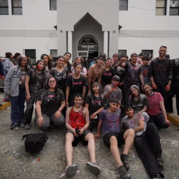 Secundario 17: alumnos de quinto año celebraron a lo grande el último día de clases y se preparan para la cena Secundario 17: alumnos de quinto año celebraron a lo grande el último día de clases y se preparan para la cena