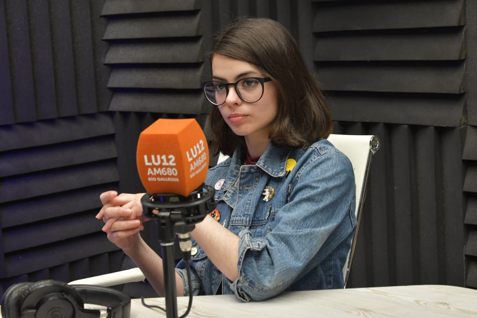  Andrea Daufí en la radio LU12 AM680. FOTO: JOSÉ SILVA / LA OPINIÓN AUSTRAL.