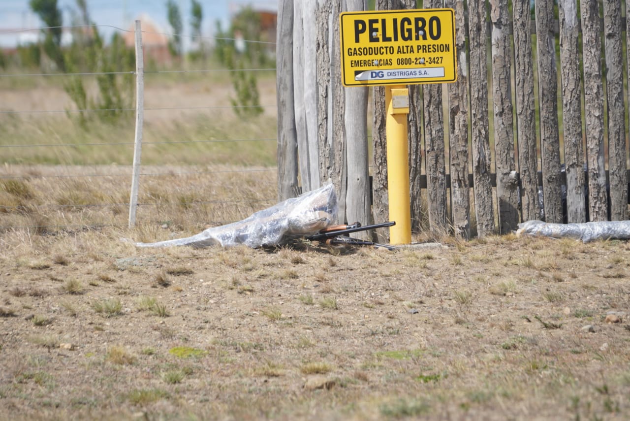  Detalle de las bolsas halladas sobre el suelo, donde fueron dejadas 16 de las armas denunciadas como robadas. FOTO: LEANDRO FRANCO / LA OPINIÓN AUSTRAL.