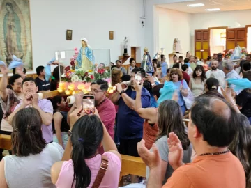 Masiva participación de fieles en la procesión de la Virgen María Masiva participación de fieles en la procesión de la Virgen María