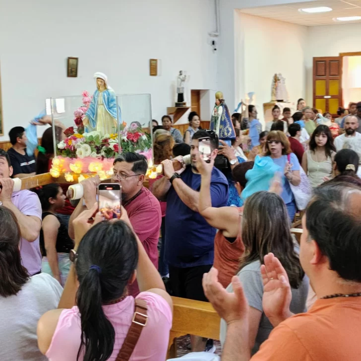 Masiva participación de fieles en la procesión de la Virgen María Masiva participación de fieles en la procesión de la Virgen María