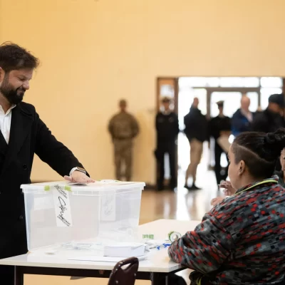 Balotaje en Chile. Boric votó por última vez como Presidente en Punta Arenas: “La democracia se cuida todos los días” Balotaje en Chile. Boric votó por última vez como Presidente en Punta Arenas: “La democracia se cuida todos los días”