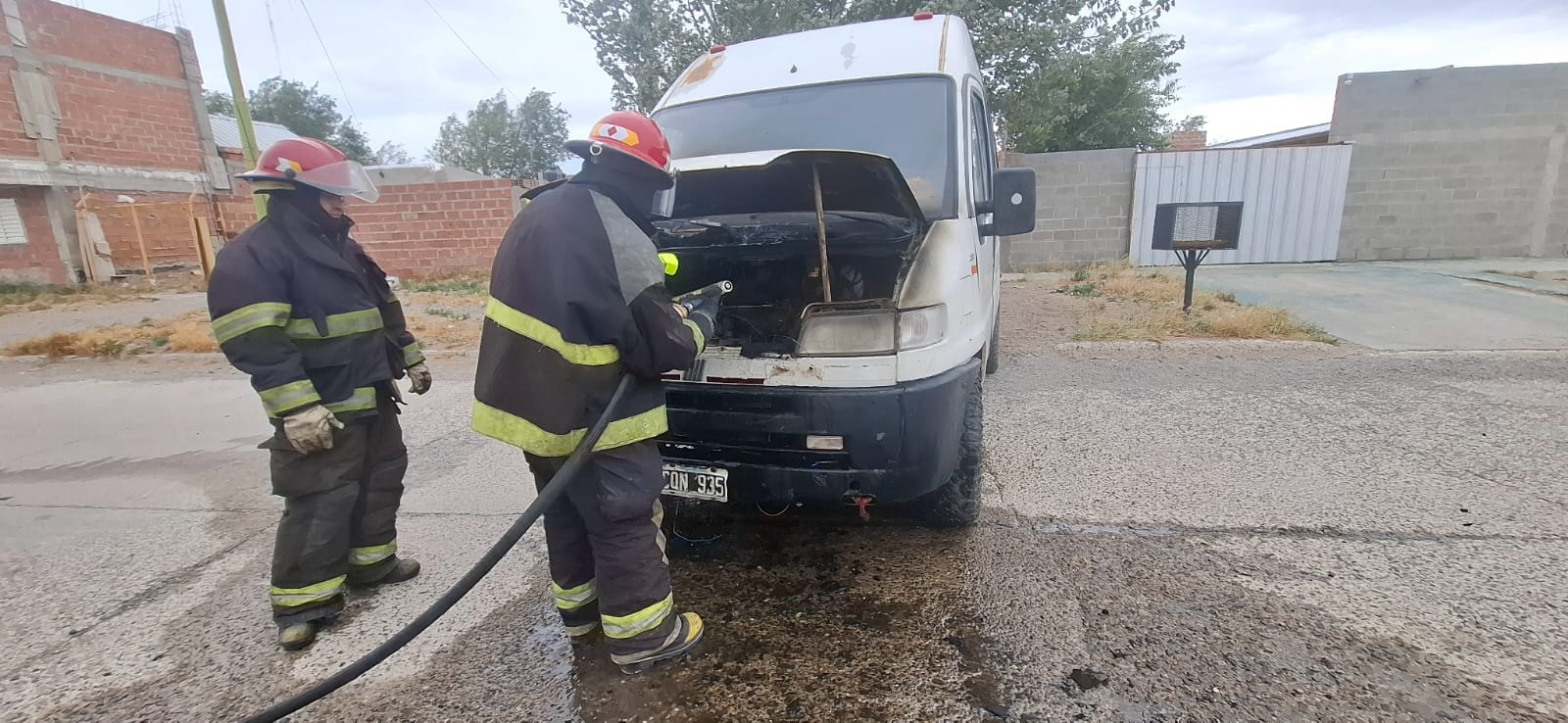  Principio de incendio en un vehículo en el Barrio Güemes.
