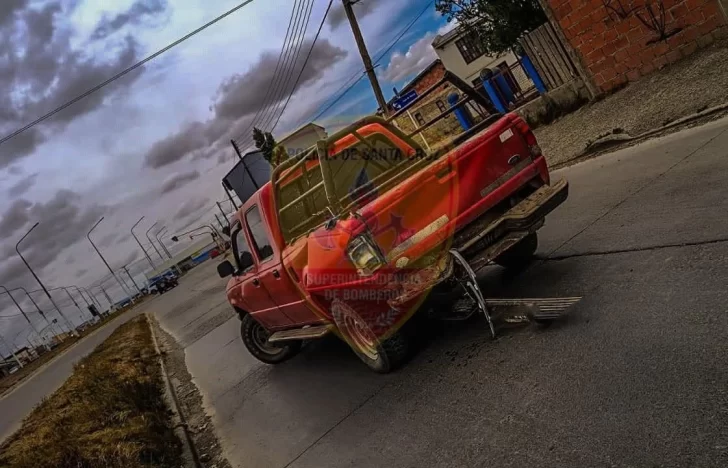 Río Gallegos: iba por la Balbín, perdió el control del auto y terminó chocando una camioneta estacionada