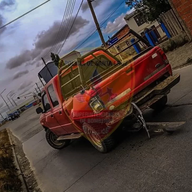 Río Gallegos: iba por la Balbín, perdió el control del auto y terminó chocando una camioneta estacionada Río Gallegos: iba por la Balbín, perdió el control del auto y terminó chocando una camioneta estacionada