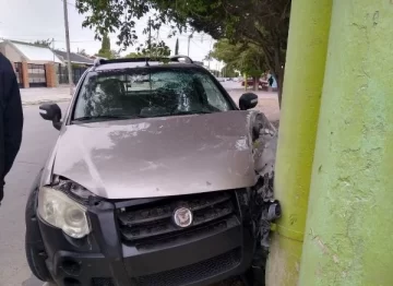 Conducía alcoholizado, chocó contra un poste y terminó hospitalizado en Las Heras Conducía alcoholizado, chocó contra un poste y terminó hospitalizado en Las Heras