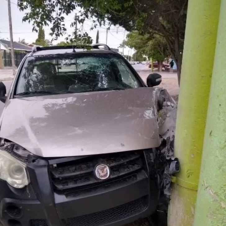 Conducía alcoholizado, chocó contra un poste y terminó hospitalizado en Las Heras Conducía alcoholizado, chocó contra un poste y terminó hospitalizado en Las Heras