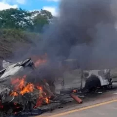 Trágico accidente en Brasil: al menos 11 muertos tras un choque frontal en la ruta BR-101