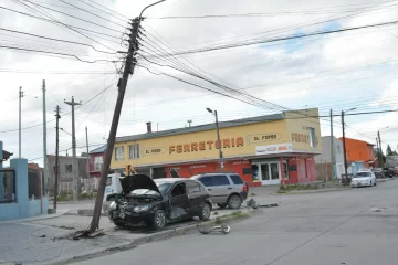 Accidente en Río Gallegos: dos vehículos chocaron, uno impactó contra un poste de tendido eléctrico y provocó un corte de la luz en varios barrios