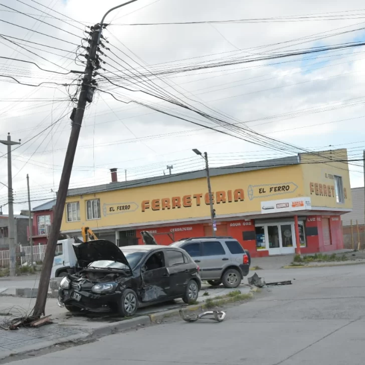 Accidente en Río Gallegos: dos vehículos chocaron, uno impactó contra un poste de tendido eléctrico y provocó un corte de la luz en varios barrios