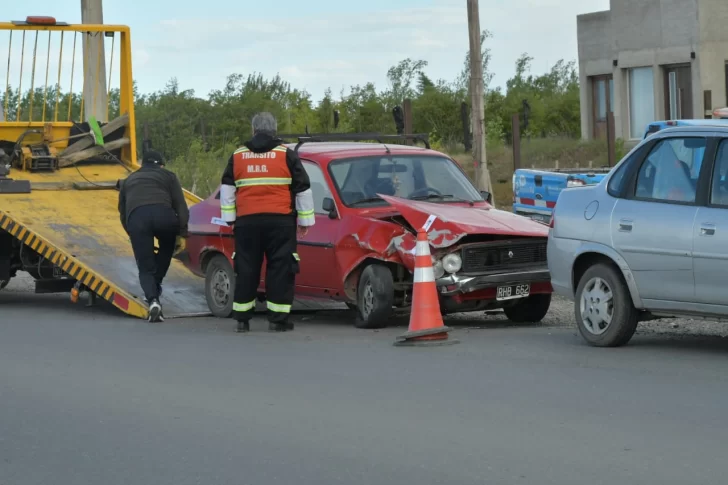 Dos autos chocaron en un ingreso al barrio San Benito