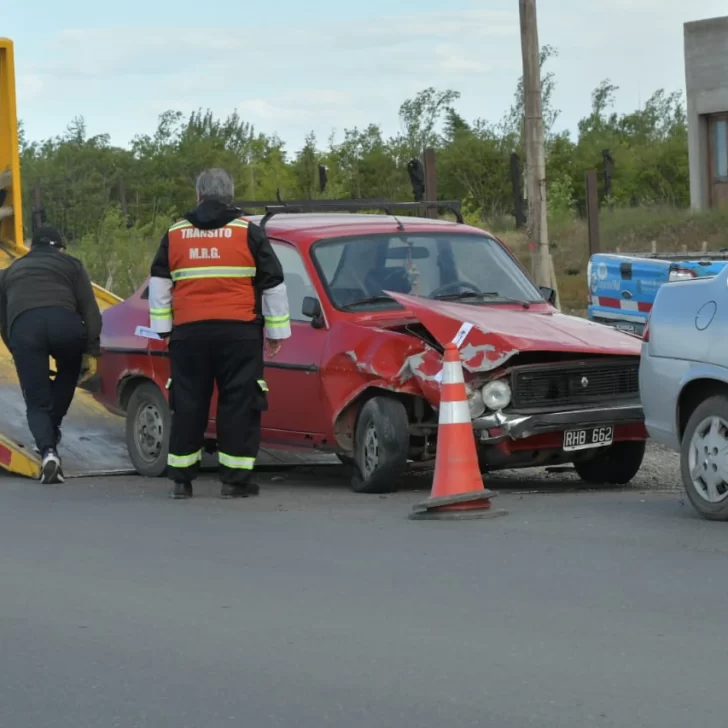 Dos autos chocaron en un ingreso al barrio San Benito