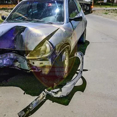 Hombre perdió el control de su auto y chocó contra un árbol Hombre perdió el control de su auto y chocó contra un árbol