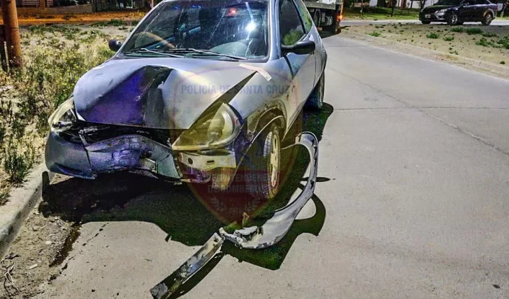 Hombre perdió el control de su auto y chocó contra un árbol