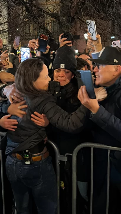 María Corina Machado llegó a Oslo tras un año en la clandestinidad: saludó desde el balcón del hotel y se acercó a sus simpatizantes