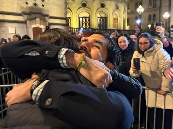 María Corina Machado llegó a Oslo tras un año en la clandestinidad: saludó desde el balcón del hotel y se acercó a sus simpatizantes