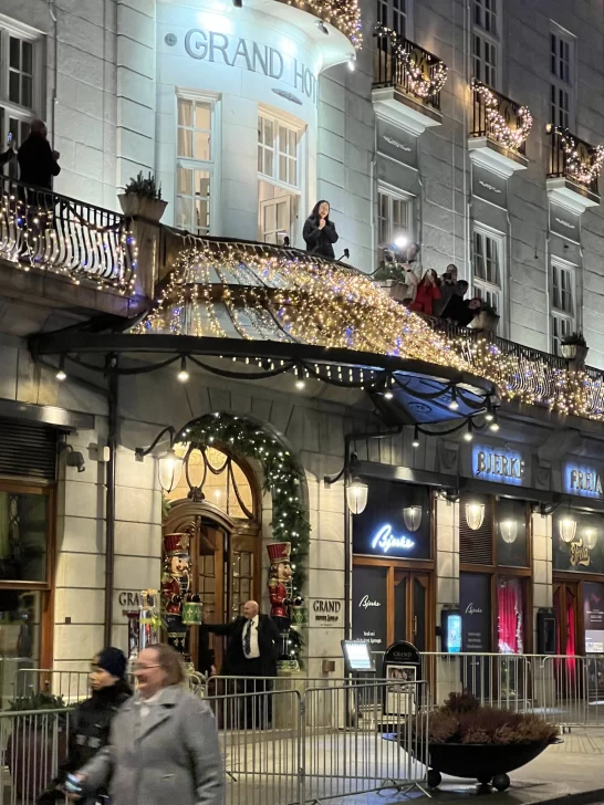 María Corina Machado llegó a Oslo tras un año en la clandestinidad: saludó desde el balcón del hotel y se acercó a sus simpatizantes