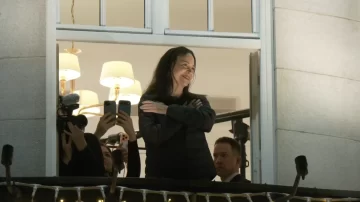 María Corina Machado llegó a Oslo tras un año en la clandestinidad: saludó desde el balcón del hotel y se acercó a sus simpatizantes María Corina Machado llegó a Oslo tras un año en la clandestinidad: saludó desde el balcón del hotel y se acercó a sus simpatizantes