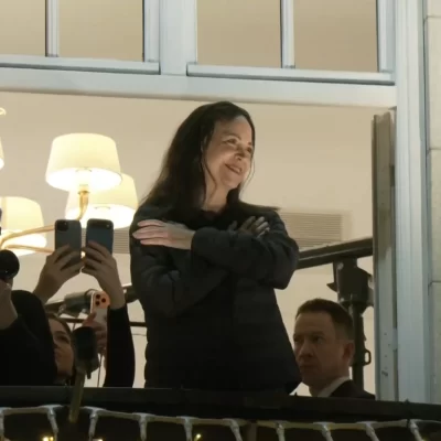 María Corina Machado llegó a Oslo tras un año en la clandestinidad: saludó desde el balcón del hotel y se acercó a sus simpatizantes María Corina Machado llegó a Oslo tras un año en la clandestinidad: saludó desde el balcón del hotel y se acercó a sus simpatizantes