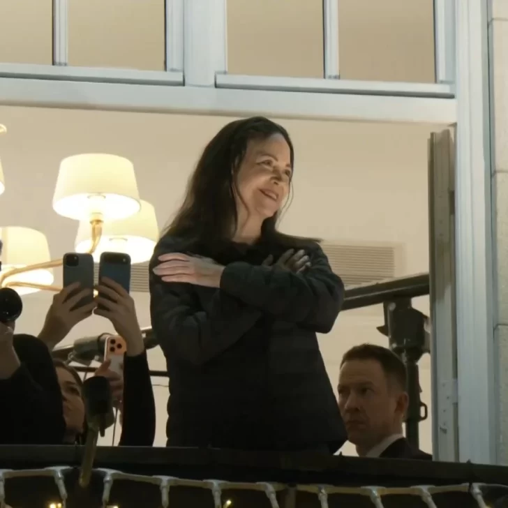 María Corina Machado llegó a Oslo tras un año en la clandestinidad: saludó desde el balcón del hotel y se acercó a sus simpatizantes María Corina Machado llegó a Oslo tras un año en la clandestinidad: saludó desde el balcón del hotel y se acercó a sus simpatizantes