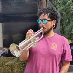 Un joven al que ya se despedía volvió a la vida y hoy puede estar de pie, en público, en Navidad