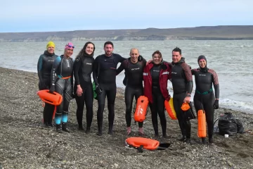 El Grupo de aguas abiertas del Hispano cruzó la ría El Grupo de aguas abiertas del Hispano cruzó la ría