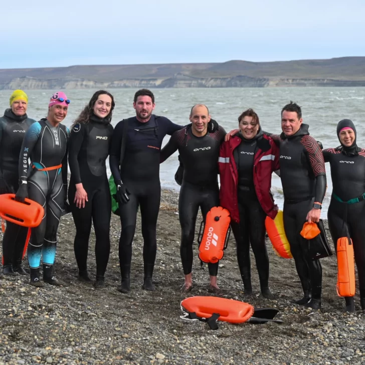 El Grupo de aguas abiertas del Hispano cruzó la ría El Grupo de aguas abiertas del Hispano cruzó la ría