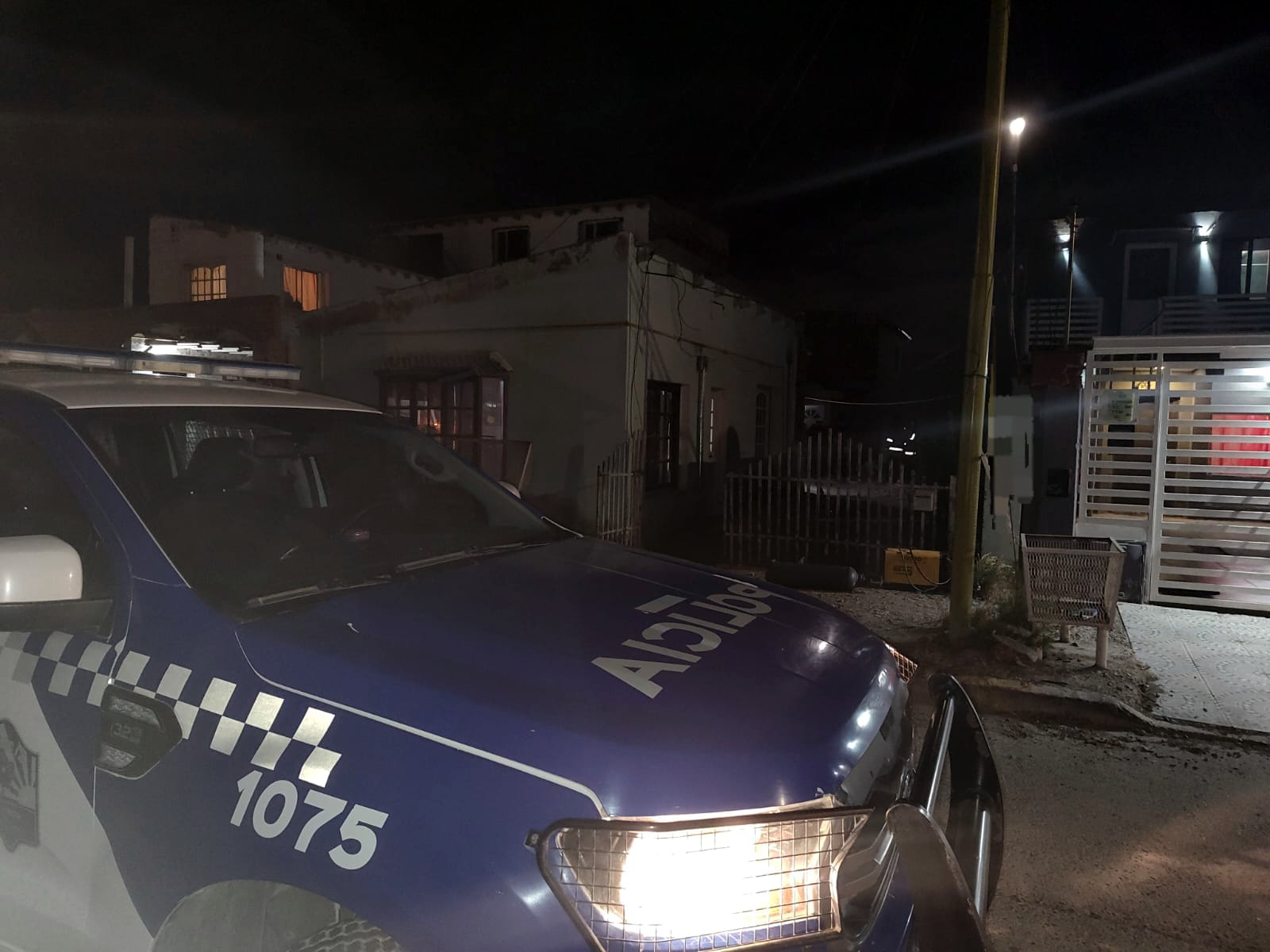  Un móvil policial afuera del domicilio. FOTO: POLICÍA SANTA CRUZ