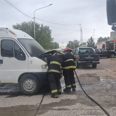 Controlaron un principio de incendio en un vehículo en el Barrio Güemes Controlaron un principio de incendio en un vehículo en el Barrio Güemes