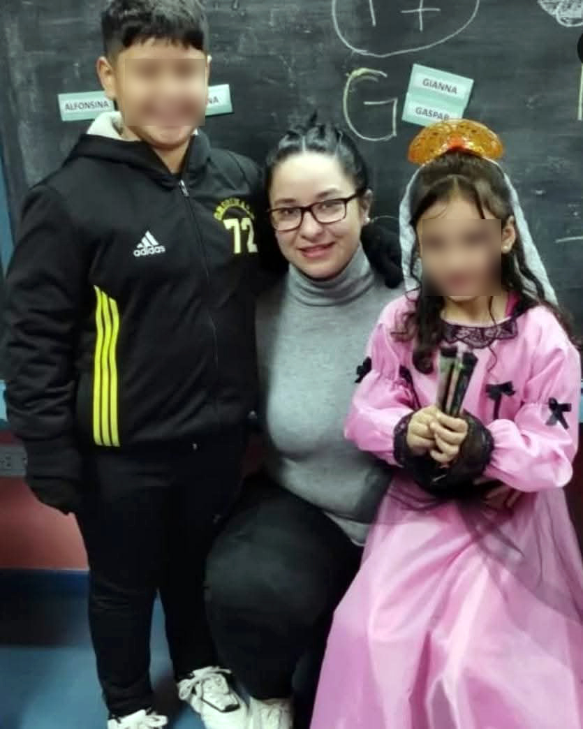  Soledad junto a sus hijos en tiempos otrora más felices. FOTO: LA OPINIÓN AUSTRAL