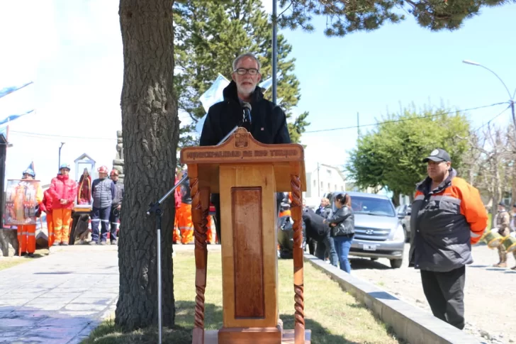  El obispo Ignacio Damián Medina acompañó la ceremonia y dejó su bendición en el acto central por Santa Bárbara, patrona de los mineros.