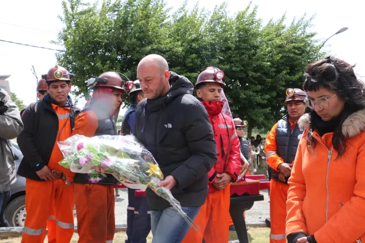  El intendente Darío Menna depositó el tributo floral al pie del monumento, acompañado por la concejal Abigail Mazú.