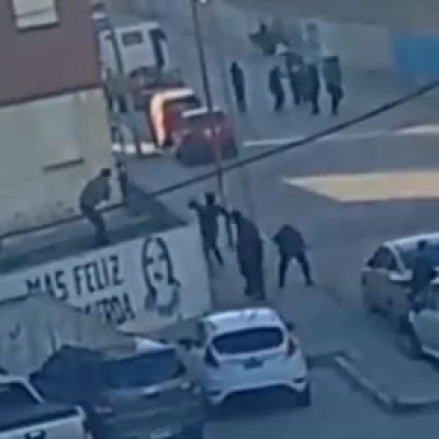 Piedras, corridas y disparos en el barrio 2 de Abril de Caleta Olivia: madrugada de tensión entre jóvenes y la Policía Piedras, corridas y disparos en el barrio 2 de Abril de Caleta Olivia: madrugada de tensión entre jóvenes y la Policía